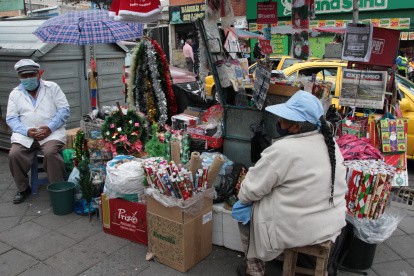 Comerciantes se quejan de que, pese a la reactivación, los artículos para la Navidad no tienen acogida.