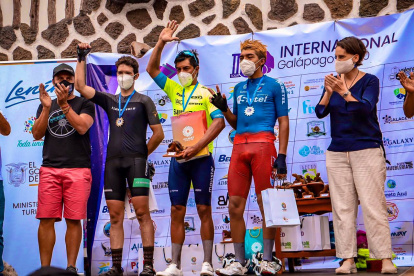 Jorge Montenegro (c) se impuso en la categoría élite de la prueba.