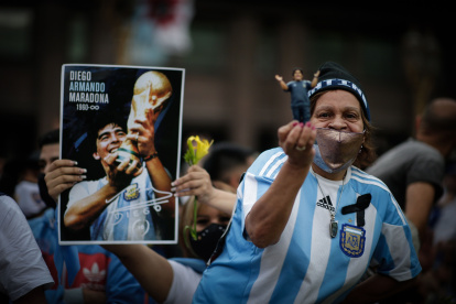 Los hinchas argentinos despidieron por varios días al astro argentino. Aún lo lloran.