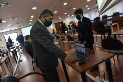 Preguntas. Los postulantes a jueces de la Corte Nacional respondieron el sábado 100 preguntas en una prueba teórica.