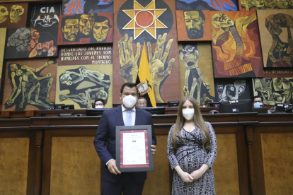 Reconocimiento. César Litardo recibe el certificado ISO 37001 a su sistema de gestión antisobornos de manos de María Isabel Muñoz, de AENOR.