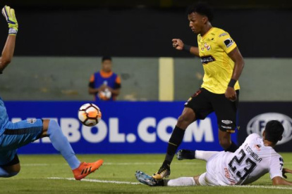 Darío Aimar, defensa de Barcelona, no estaría hoy frente al Mushuc Runa.