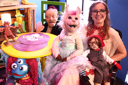 Valiana Areco junto a sus títeres favoritos.