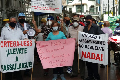 Los manifestantes se apostaron en los exteriores del Palacio de Justicia de Guayaquil.
