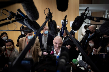 El abogado de Charlie Hebdo, Richard Malka, habla con los medios de comunicación después de que se pronunciara el veredicto en el juicio de los ataques terroristas de Charlie Hebdo en el juzgado de París, Francia, el 16 de diciembre de 2020.