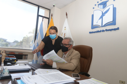 Roberto Passailaigue, interventor y rector de la Universidad de Guayaqauil; y Monserrat Bustamante, vicerrectora y miembro de la CIFI.