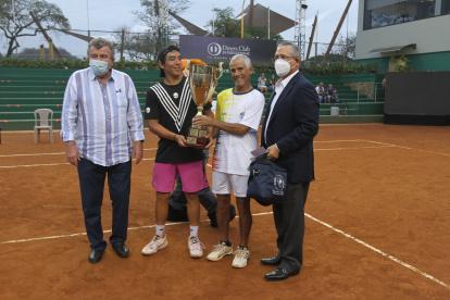 Los campeones del evento, durante el evento de premiación.