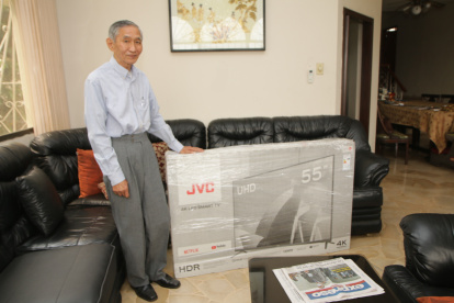 Entrega. El ganador recibió su premio en Samanes, vecindario en el que habita desde hace treinta y tres años.
PERIODISTA : DIANA SOTOMAYOR

FECHA : 16/12/2020 

Agencia (ag-extra)