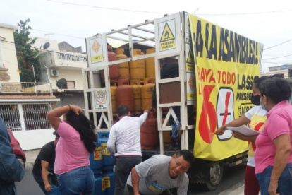 En la foto de observa propaganda electoral pegada en tanques de gas.