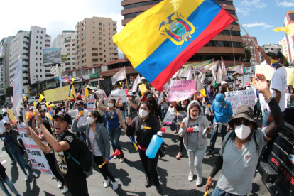 Protestas. Nuevamente ayer simpatizantes del empresario Álvaro Noboa hicieron un plantón afuera del CNE.