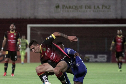 Deportivo Cuenca no demostró superioridad pero se vio beneficiado por la expulsión de Emelec.