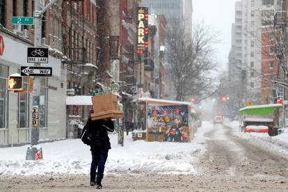 Vista de una calle en Nueva York, que enfrenta la mayor nevada en años, este 17 de diciembre de 2020.