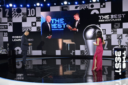 Robert Lewandowski, delantero polaco, recibe el premio a mejor jugador del año.