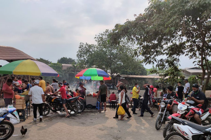 Los fines de semana. Algunos turistas llegan a beber y no portan mascarilla. Esas acciones han obligado a los turistas a retirarse por precaución.
