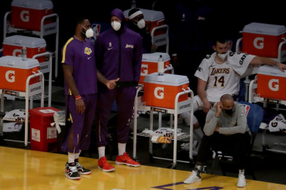 James y Davis estaban siendo reservados en la pretemporada hasta la noche del miércoles pasado con los Suns.