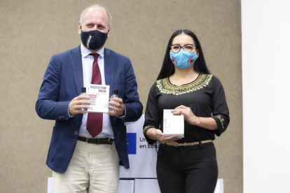 La presidenta del CNE Diana Atamaint recibió de parte del embajador de la Unión Europea en Ecuador, Charles- Michel Geurts, los insumos de bioseguridad.