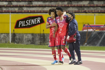 Luis Congo y Marlon de Jesús, los goleadores de El Nacional, festejan tras el segundo tanto de los militares.