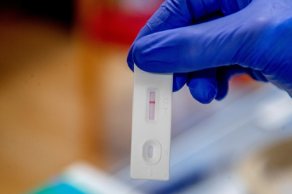 Lerum (Sweden), 18/12/2020.- A nurse carries a nasal sample of a nursing aide for a rapid Covid-19 test before she can start her shift at a nursing home for elderly in Lerum, Sweden, 18 December 2020. (Suecia) EFE/EPA/ADAM IHSE SWEDEN OUT