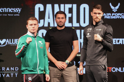 "Canelo" Álvarez (i), en la foto oficial ante su contrincante (d).