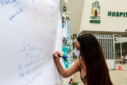 Simpatizantes del Alcalde de Manta se acercaron hasta el hospital en el que se encuentra internado para manifestar su apoyo.