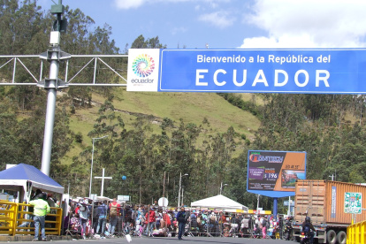 Vista de migrantes venezolanos llegando al Puente de Rumichaca para entrar a Ecuador.