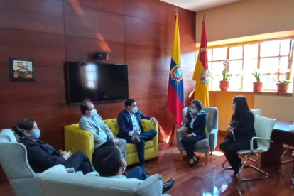 La prefecta del Azuay junto al candidato Andrés Arauz en una reciente reunión.