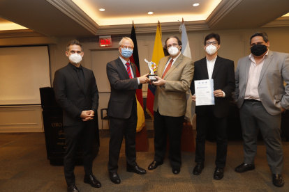 El embajador de Alemania (i) entrega el premio al rector del CAH.