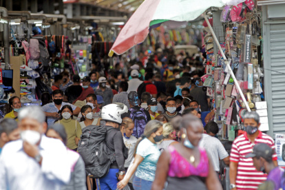 La bahía. Así permanecían ayer los callejones de este espacio comercial. A decir de los comerciantes, el movimiento en el lugar se mantiene, al menos, hasta las 19:00 todos los días.