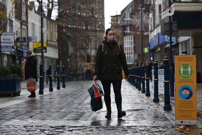 Desde la medianoche los ingleses tendrá que acatar las medidas.