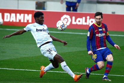 Lionel Messi (d) alcanzó otro récord, aunque a su equipo no le fue bien.