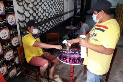 En bares. No se venderán bebidas alcohólicas en exceso, habrá control.