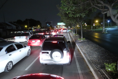 Viernes. En la noche del viernes 18 de diciembre en toda la ciudad se formaron trancones por las compras navideñas.