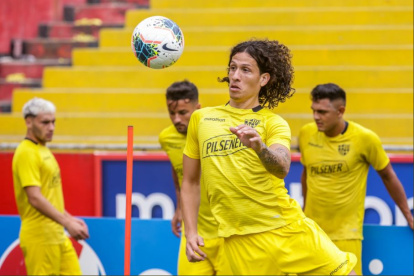 William Riveros ha sido un bastión defensivo de Barcelona, y en las últimas fechas incluso anotó. Bustos lo pidió.