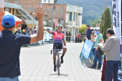 Franklin Revelo, del Team Jonathan Caicedo, lideró ayer la tercera etapa del Tour de la Juventud tras cronometrar 2 horas, 5 minutos y 44 segundos.