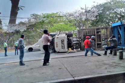 Grúas de la ATM junto a la ayuda del personal de la CTE y Cuerpos de Bomberos trabajan en remover el pesado automotor.