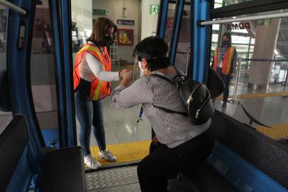 Dificultad. Por la falta de agarraderas a los costados, una persona con hemiparesia derecha (disminución de la fuerza motora o parálisis parcial) no se puede incorporar y requiere asistencia para salir de la cabina de la Aerovía.