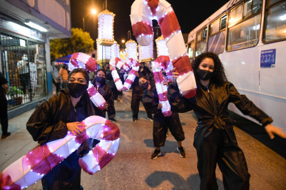 Decenas de artistas recorrieron las calles de Bastión Popular.