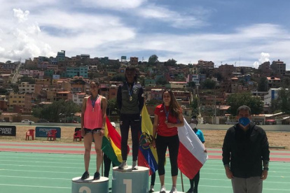Protagonista. Anahí Suárez (c) en lo alto del podio de los 100 metros planos.