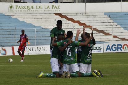 Los jugadores del Orense celebran el gol que les dio la permanencia.