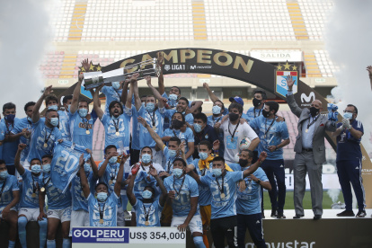 Los jugadores del Sporting Cristal celebran el título alcanzado la tarde y noche del domingo