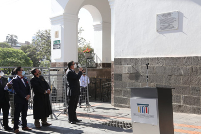 El procurador general del Estado, Íñigo Salvador, mostró la placa.