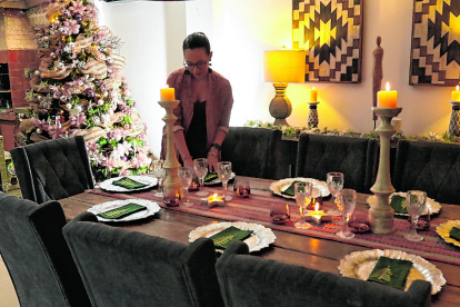 La activista Karla Morales espera poder reunirse con su familia.