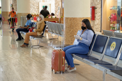 Ciudadanos esperan en el Aeropuerto Internacional de Punta Cana (R.Dominicana).