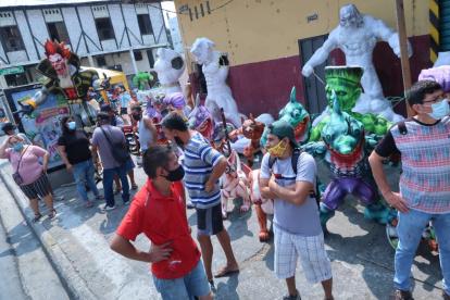 Se quejan de la quema de monigotes en Guayaquil.
