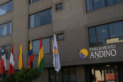 Cada lista de candidatos al Parlamento Andino tiene un límite de gasto electoral (pago de afiches, folletos, camisetas, y otros insumos) de $ 130.991,50.