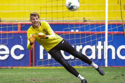 Javier Burrai, arquero de Barcelona, aporta con seguridad a la puerta de los canarios.