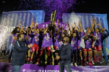 Los Guerreras de El Nacional celebran tras coronarse campeonas de la Superliga femenina.
