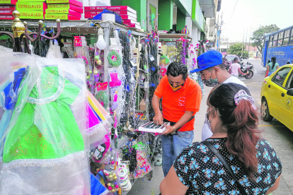 Con las restricciones, los locales deben cerrar antes de las 22:00. Si opera en un espacio cerrado, debe respetar el 50% de aforo.