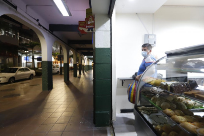 Omar abrió su panadería en el sector de la estación Parque Centenario, de la Aerovía.