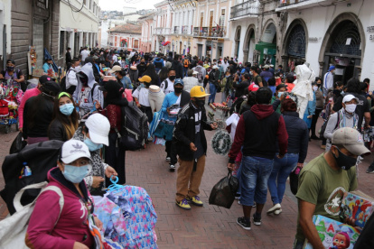 La venta informal se multiplica en varios espacios de Quito.